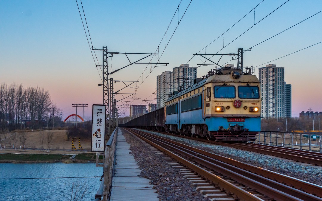 【京承铁路的ss4】一片暮色中大秦线下至双桥的货列通过温榆河大桥