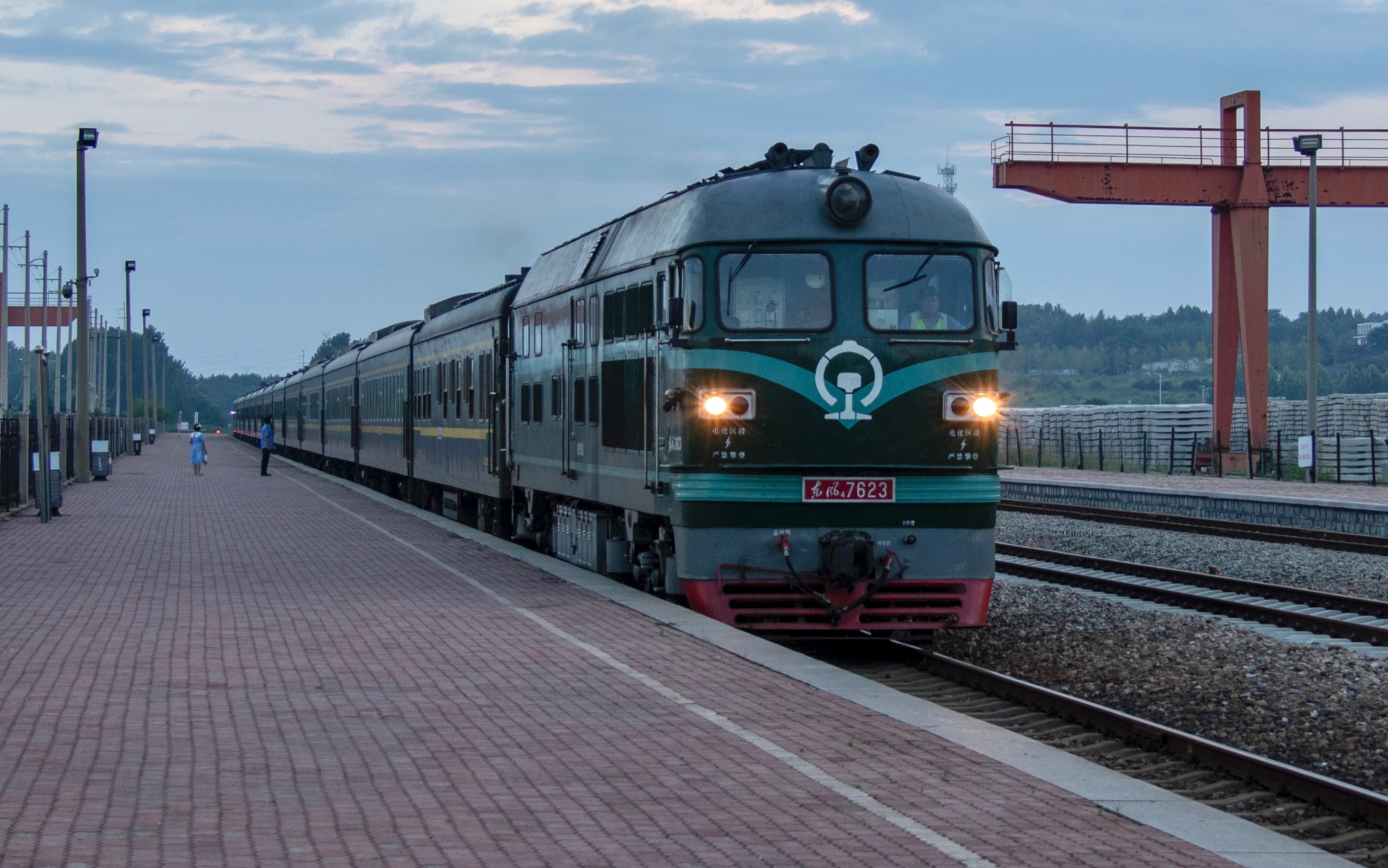 [威海地方铁路]k411次列车晚点四小时驶入文登站