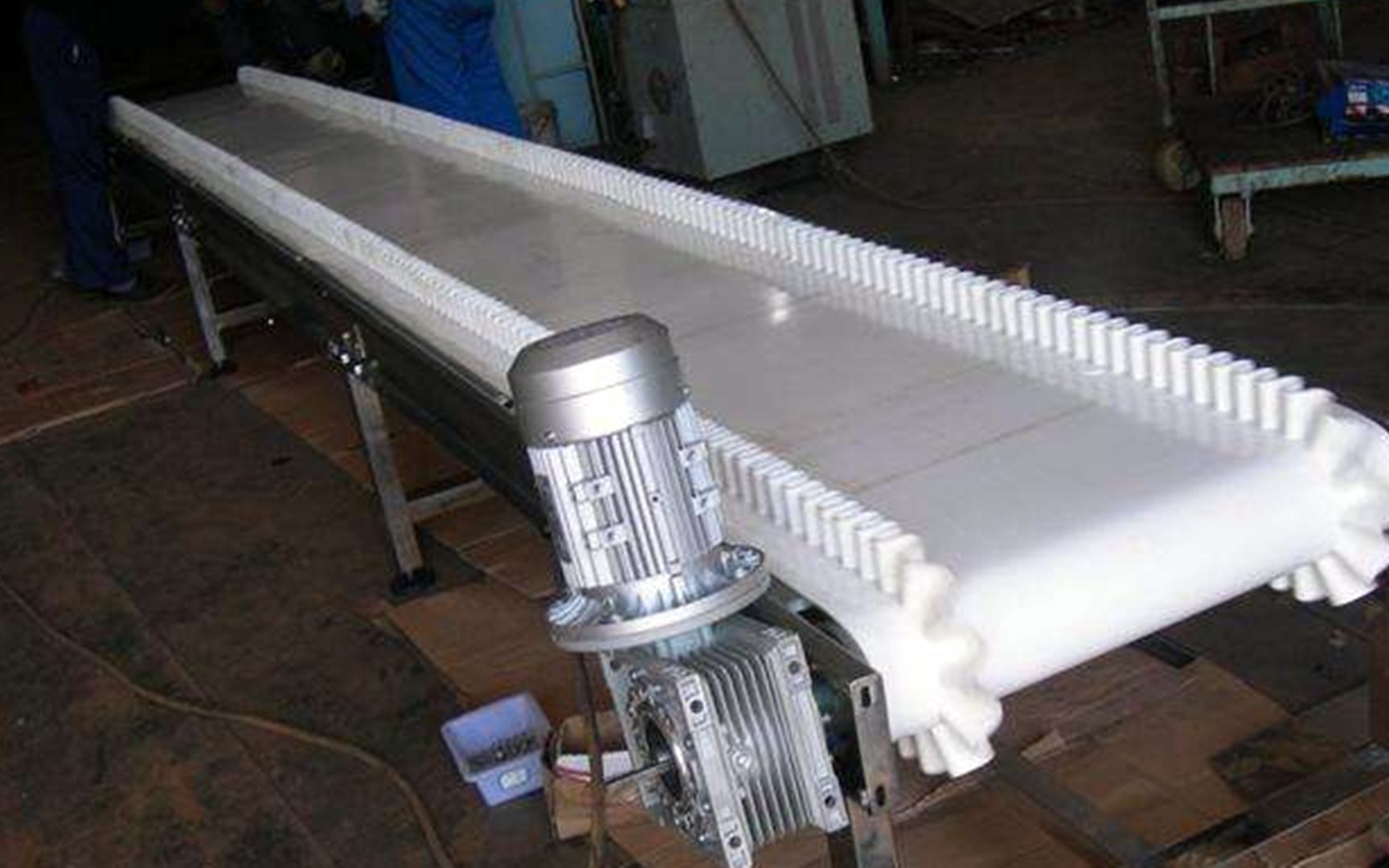 在双皮带输送机的设计中电机选型计算有哪些步骤