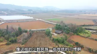 Скачать видео: 独栋独院木房子，旁边300多亩土地，水路电三通适合隐居养老