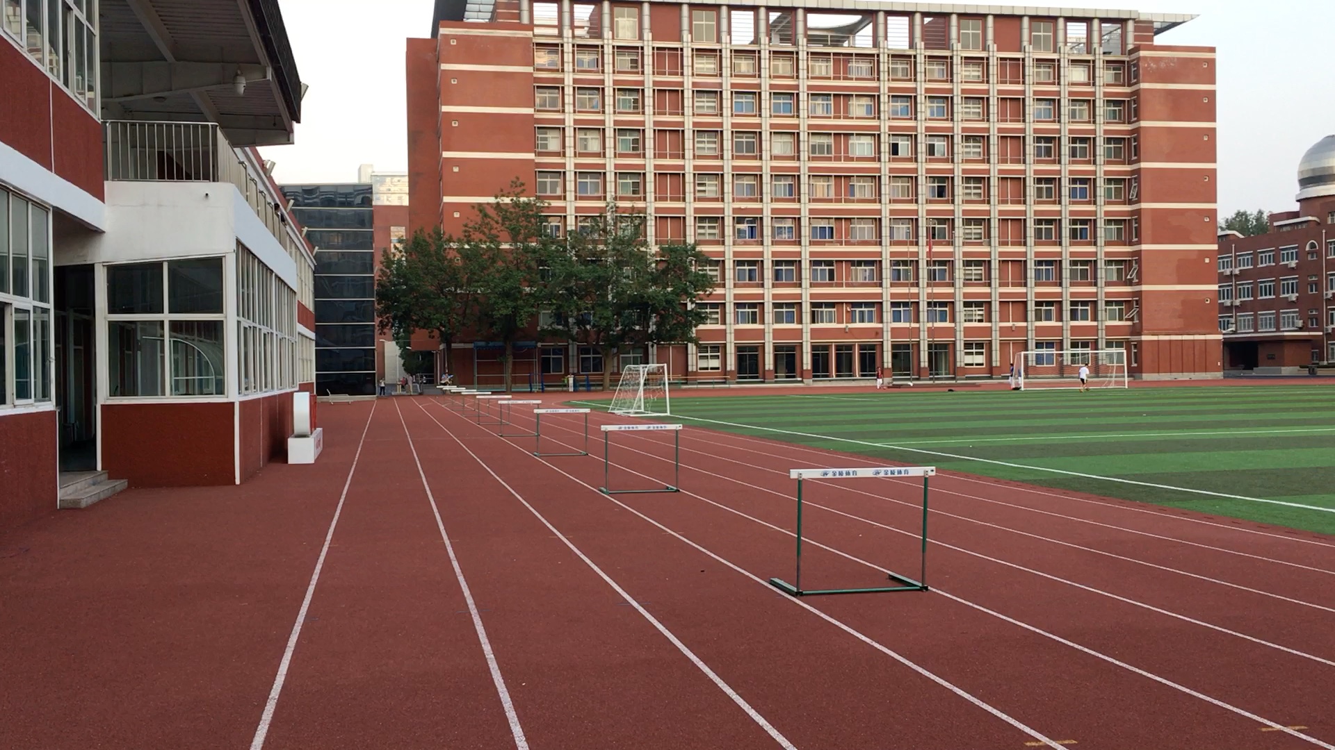 人大附中的周末110米栏训练