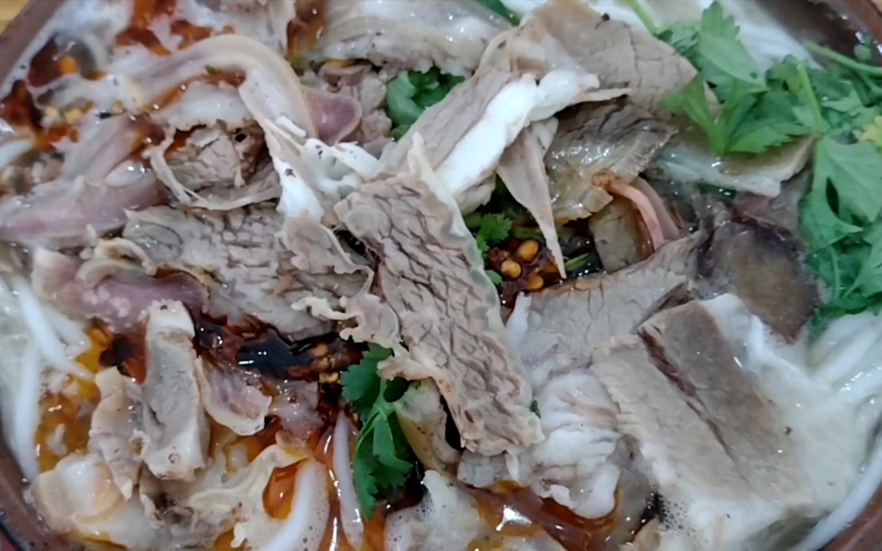 贵州嗦粉毕节站,17元一碗加肉砂锅羊肉粉面上一层羊肉片,幽幽薄荷香