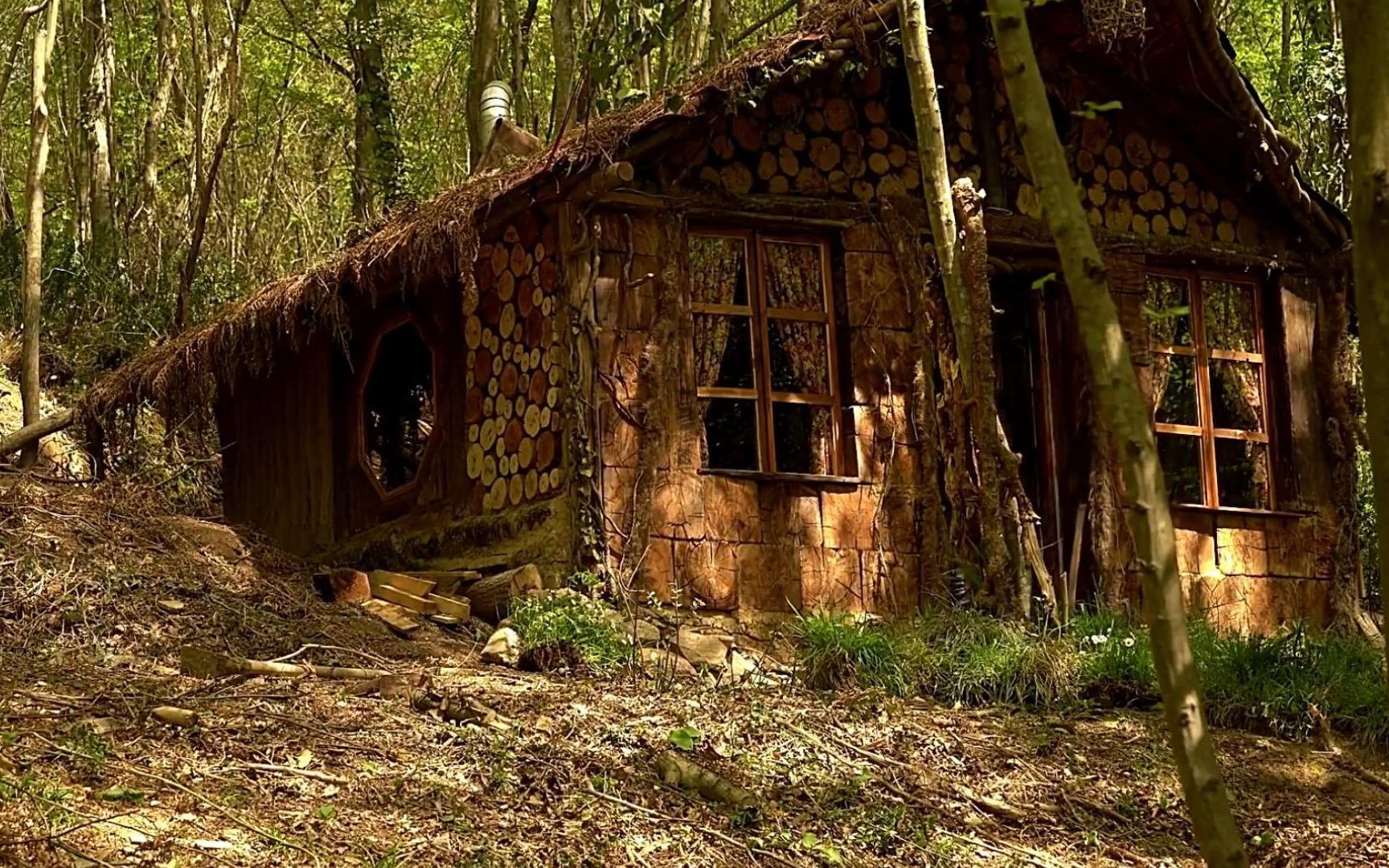 大叔居住深山中耗时一个月建造木屋这份安逸让人羡慕一