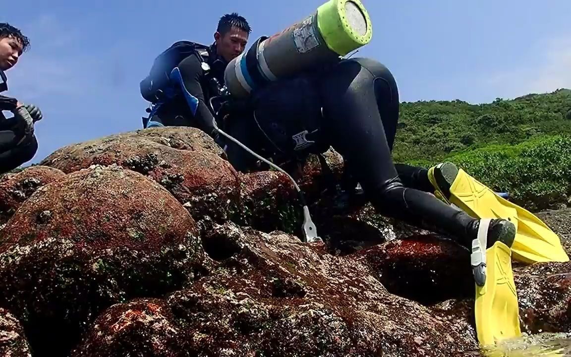大屁股女潜水员踉踉跄跄的爬上岸