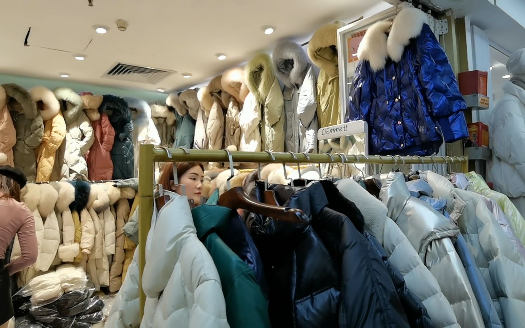 服装设计师:广州十三行服装批发市场开始清货,冬装外套只50