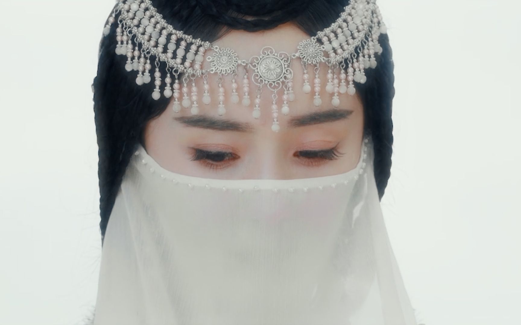 "白纱遮面,可是她的眼睛在说爱我"