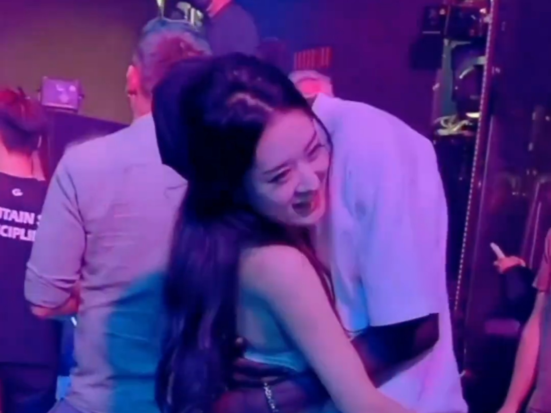 中国美女与黑人帅哥热情相拥