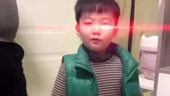挨了姐姐一顿打后，弟弟给爸妈生动还原挨打过程