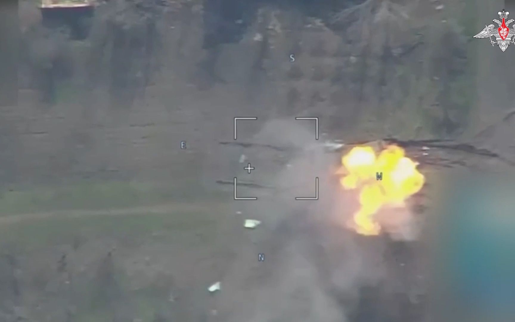 俄军柳叶刀巡飞弹在无人机引导下击毁英国as90自行火炮,目标当场殉爆