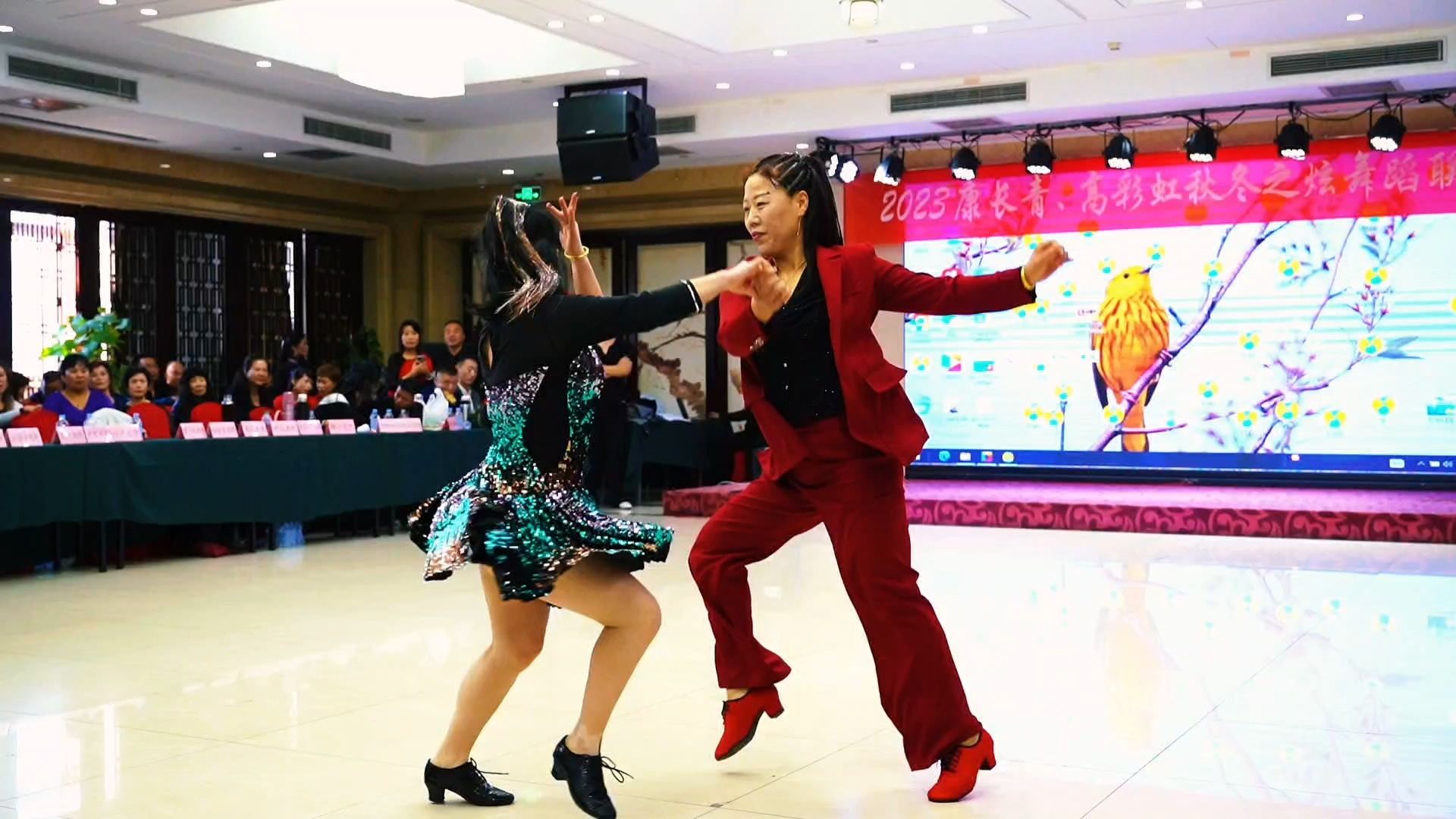 吉特巴《等你等了那么久》节奏动感,小玲小花姐妹俩配合默契