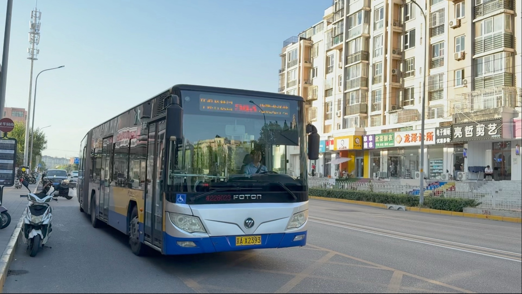 北京公交仅剩的一代二代依维柯小福后会车 543路二代小依维柯26023和