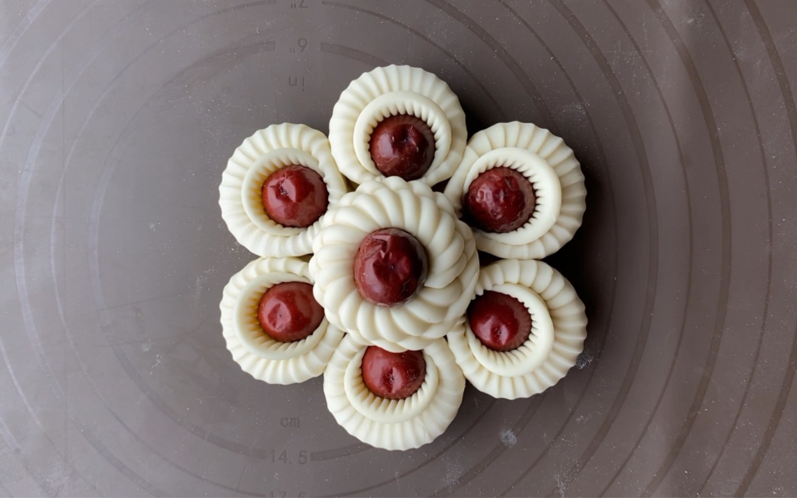 过年在家做枣花馒头