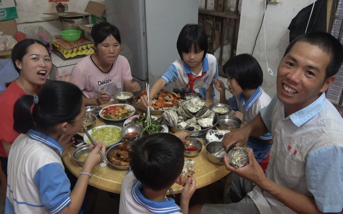 小池煮几锅海鲜,请女同学一家来吃饭,生蚝特别大只,吃得过瘾