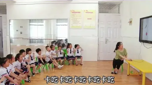 幼儿园公开课，中班音乐游戏《毛毛虫啃苹果》活动目标：1、感受并掌握歌曲中啃苹果的节奏，能够快乐的演唱。2、尝试用肢体动作创造性地表现歌曲。3、体验音乐游戏的乐趣