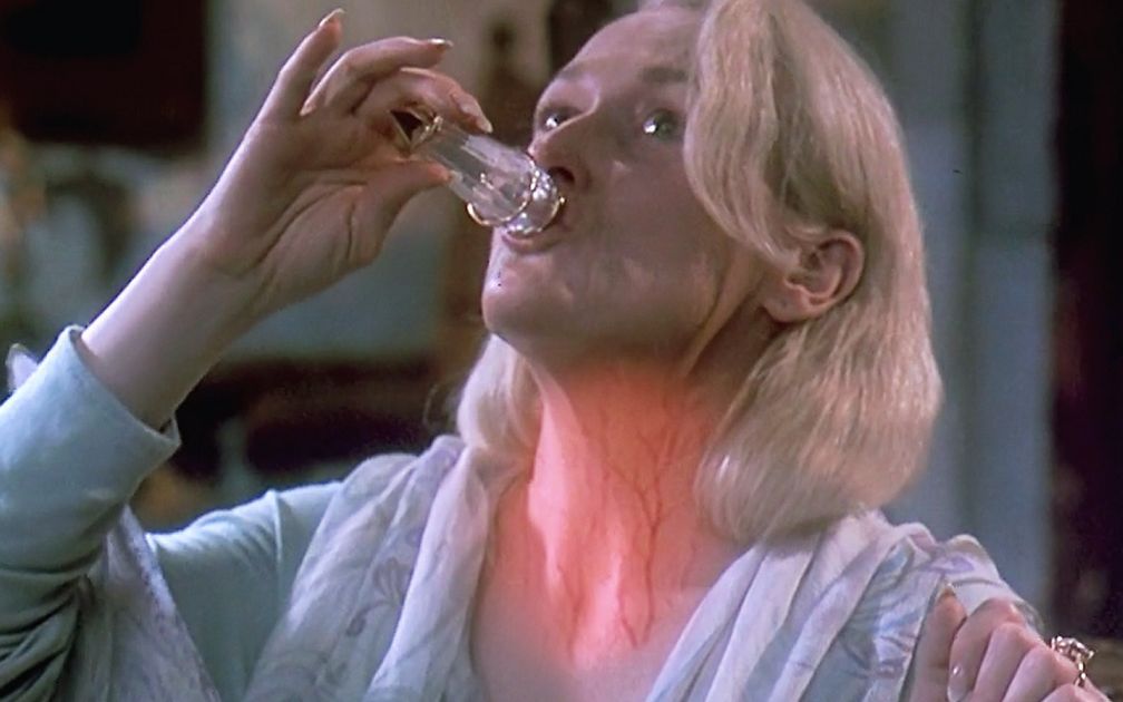 女子为了青春永驻喝下未知药水没想到身体出现异样