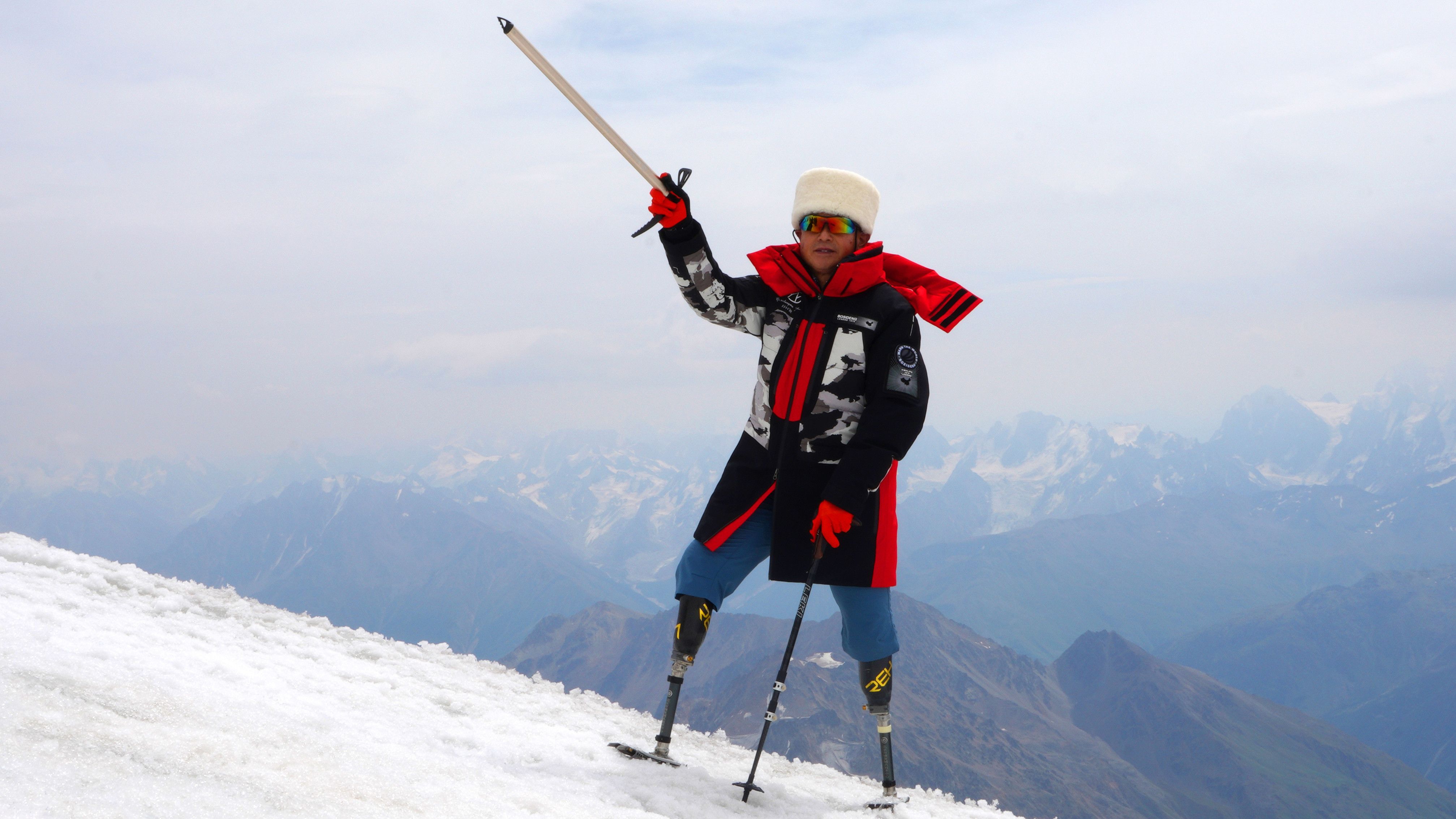 和刘翔,姚明,李娜齐名,靠假肢登上珠峰中国第一人夏伯渝来了