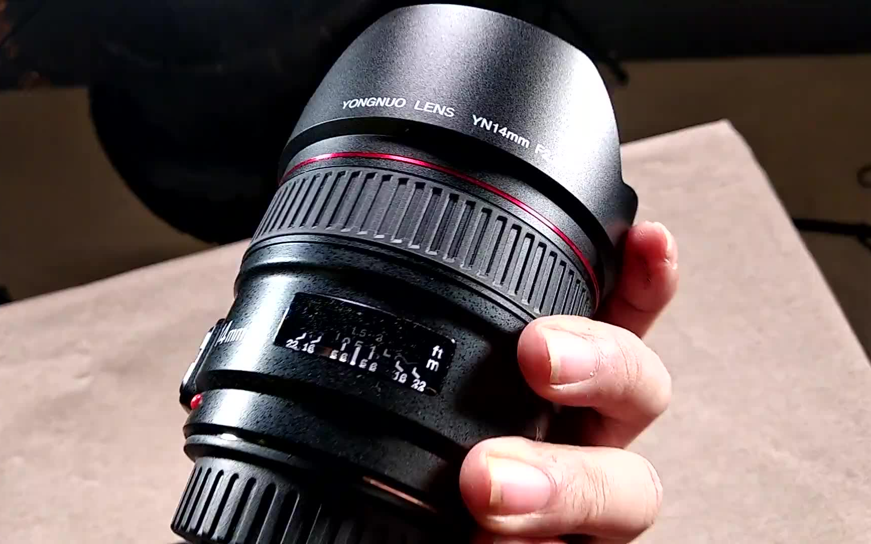 b站首开国产镜头新突破永诺14mmf28超广角自动对焦镜头开箱