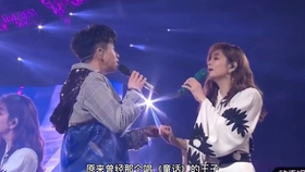 光良身材引ella惊叫 50岁光良演唱会大秀身材 现场掀衣露8块腹肌 至今单身不婚 Ella表示公开为他征婚 哔哩哔哩