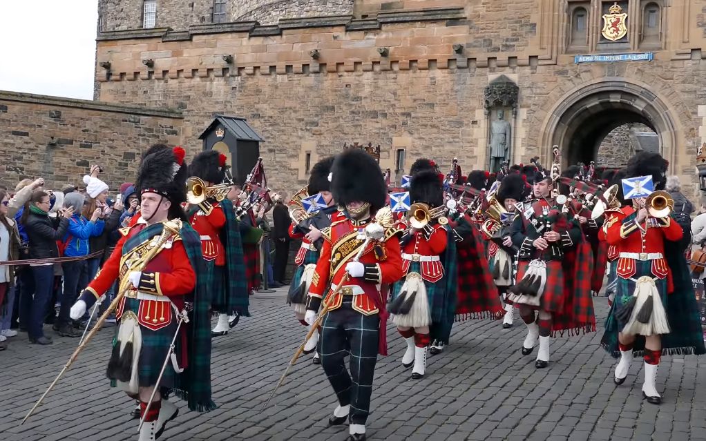 苏格兰风笛军乐队苏格兰禁卫团行进在爱丁堡皇家英里大道