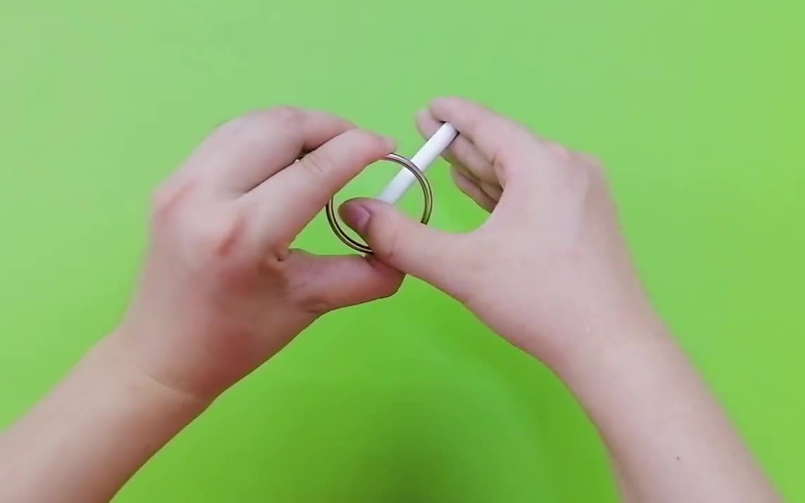 魔术教学:粉笔穿越圆环,纯手法非常简单,无需道具和剪辑 - 2of4