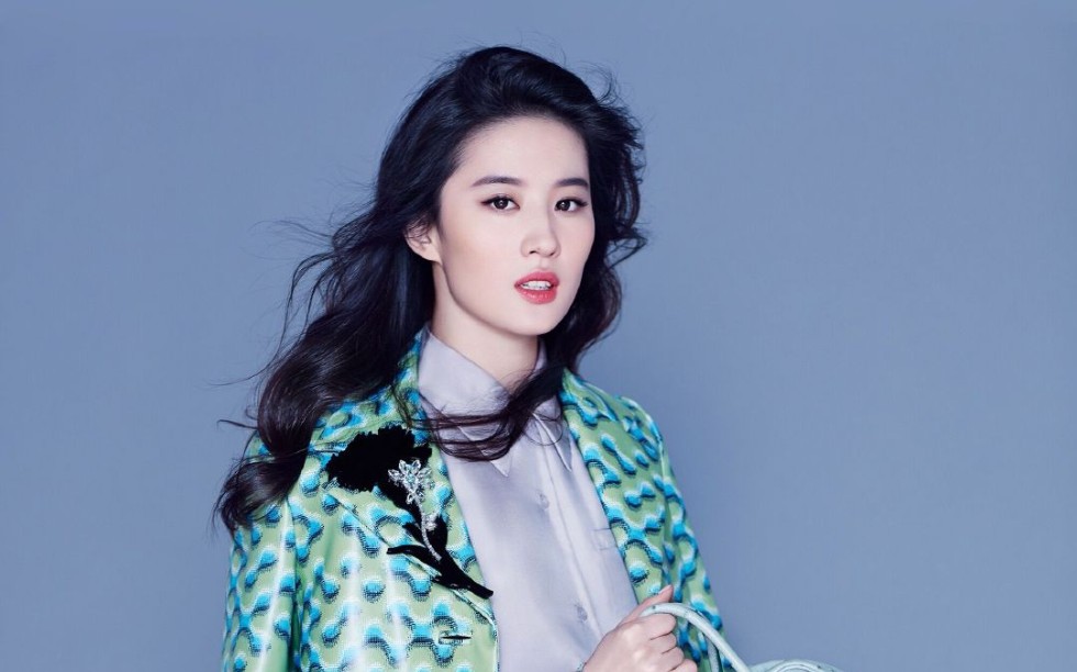 烈焰红唇清纯佳人 刘亦菲 绿衣红裙发丝飞扬