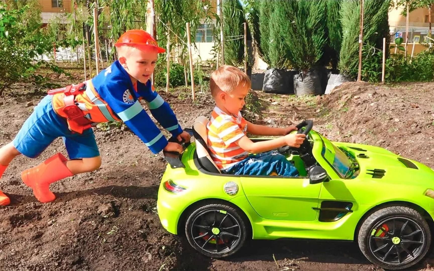 尼基小男孩开着玩具汽车竟然陷进泥地里面了,幸亏哥哥穿上维修工的