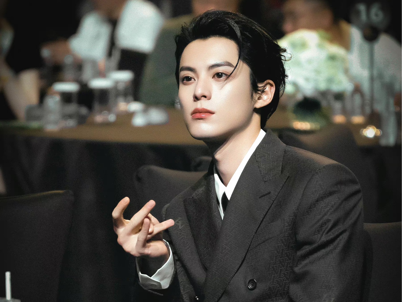 王鹤棣西装革履合集真是帅爆了!每一套都不一样的绅士 魅力无限!