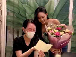 Tải video: 小S「二女儿每次都要把我弄哭😭 大女儿的卡片我都怀疑她是临时赶出來的🤣but 我都爱🥰 许老三就是许老三，不煽情、讲重点、没了！但却很可爱🤣」