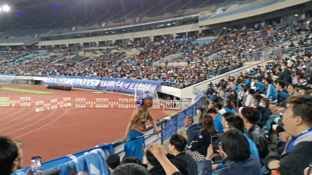 5.1中超大连人主场实录3 王大爷带领球迷呐喊助威