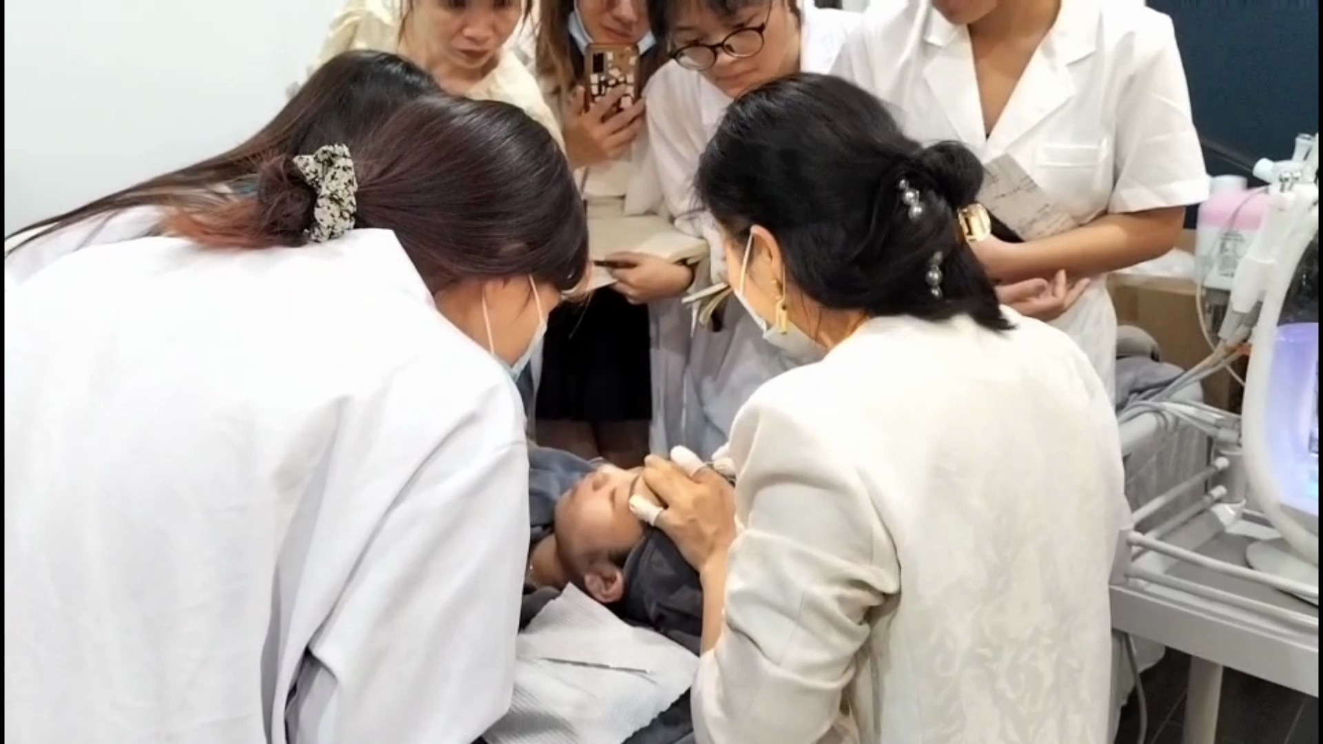 茂名茂南/电白在哪里有美容化妆美甲培训学校-茂名新时代美容美发化妆