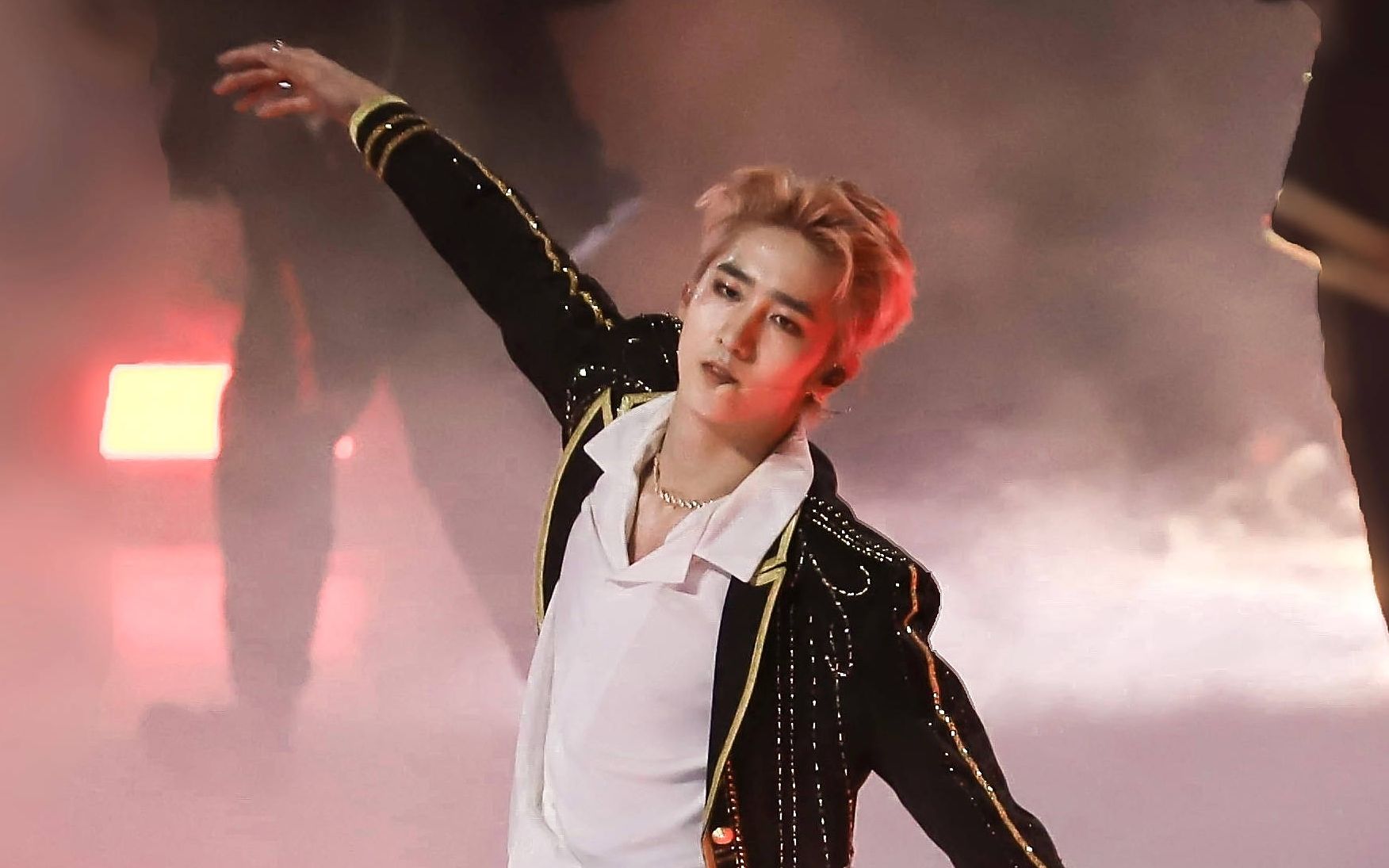 r1se赵让现役男团舞担演唱会当众秀美腿火腿肠火腿再长也没有我的腿长