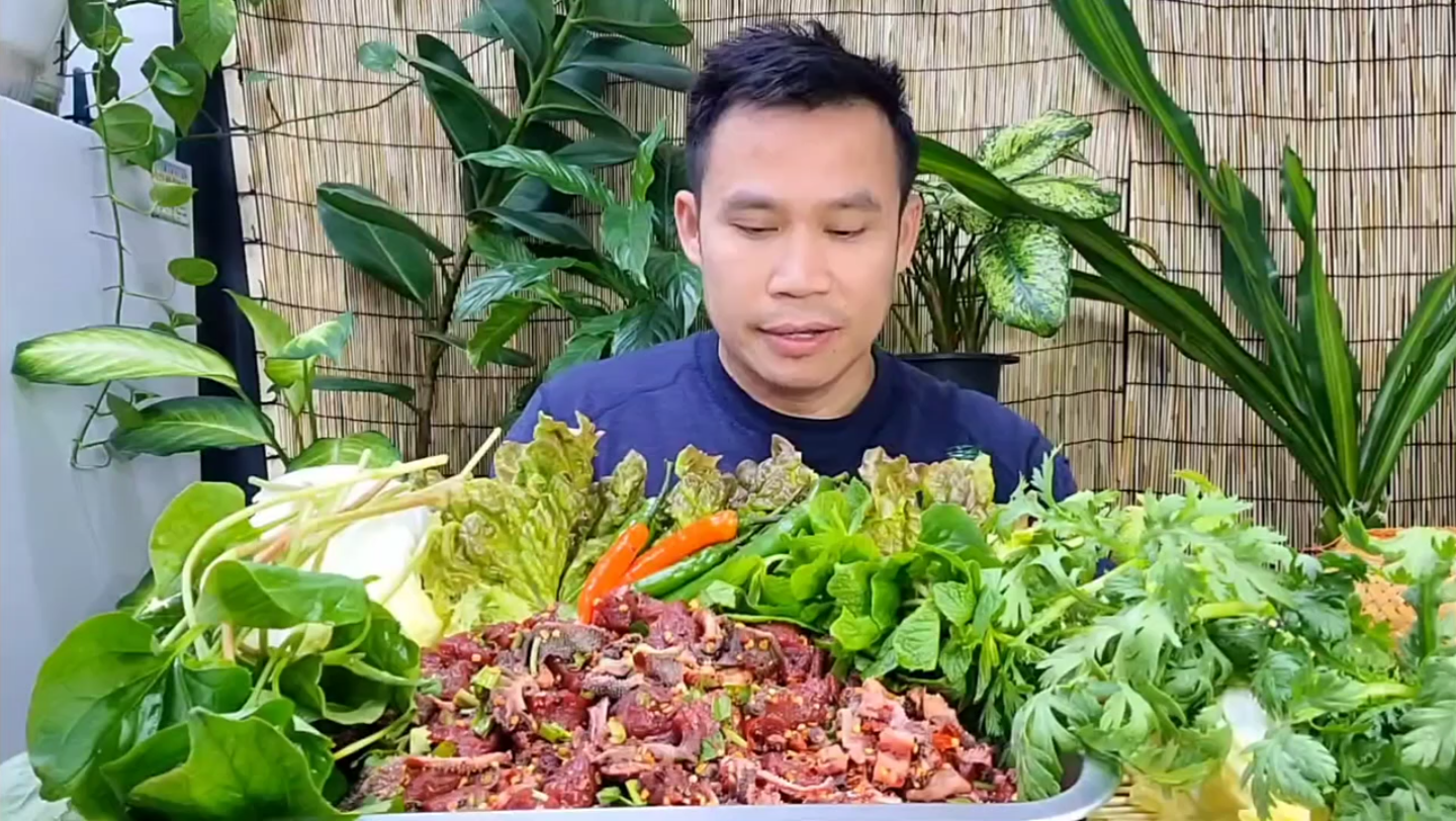 泰国大叔凉拌麻辣牛肉 搭配各种蔬菜 大口吃肉肉