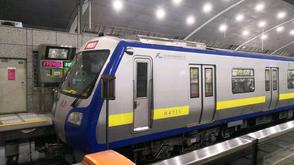 北京地铁十三号线(b)h411柳芳出站