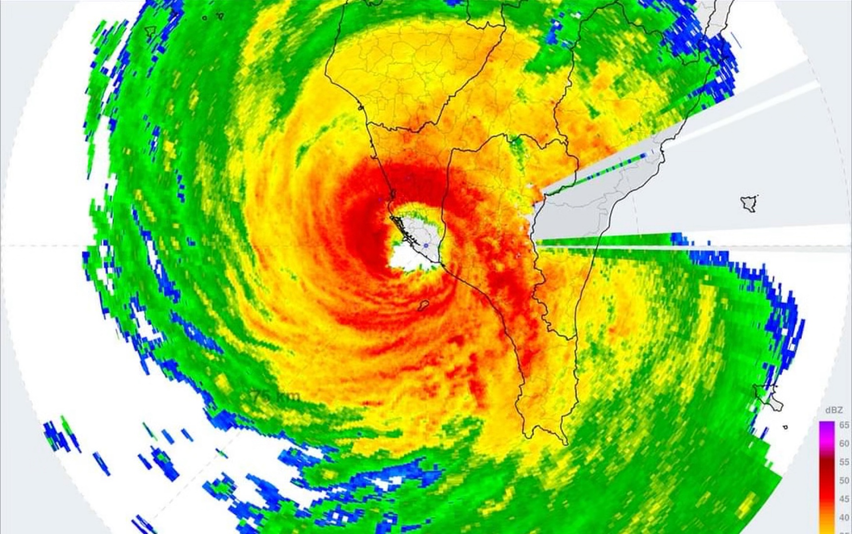 台风山陀儿已于今天中午以14级强台风登陆台湾高雄,带去严重暴风雨!而后将缓慢深入台湾,强度先维持12~13级,而后撞山迅速减弱明天消散残云将给闽...