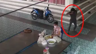 泰国一女子遇陌生男持刀靠近，下秒被猫救命，网友：幸好没回头！
