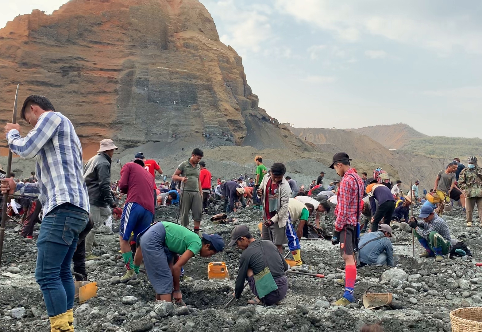 缅甸阿妹小芬:实拍近景的缅甸翡翠矿区,挖玉现场!