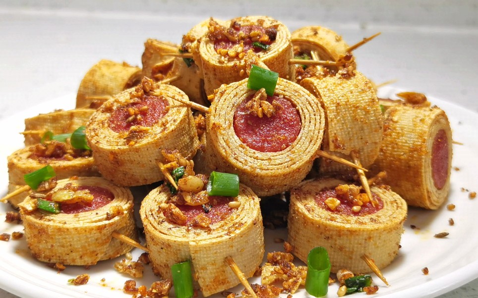 豆皮卷上火腿肠,这样做太好吃了,浓浓的烧烤味,一口一个真过瘾_哔哩