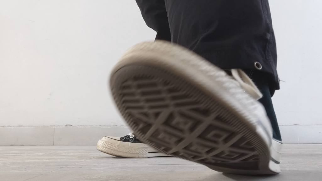 白袜匡威黑色高帮踩地板