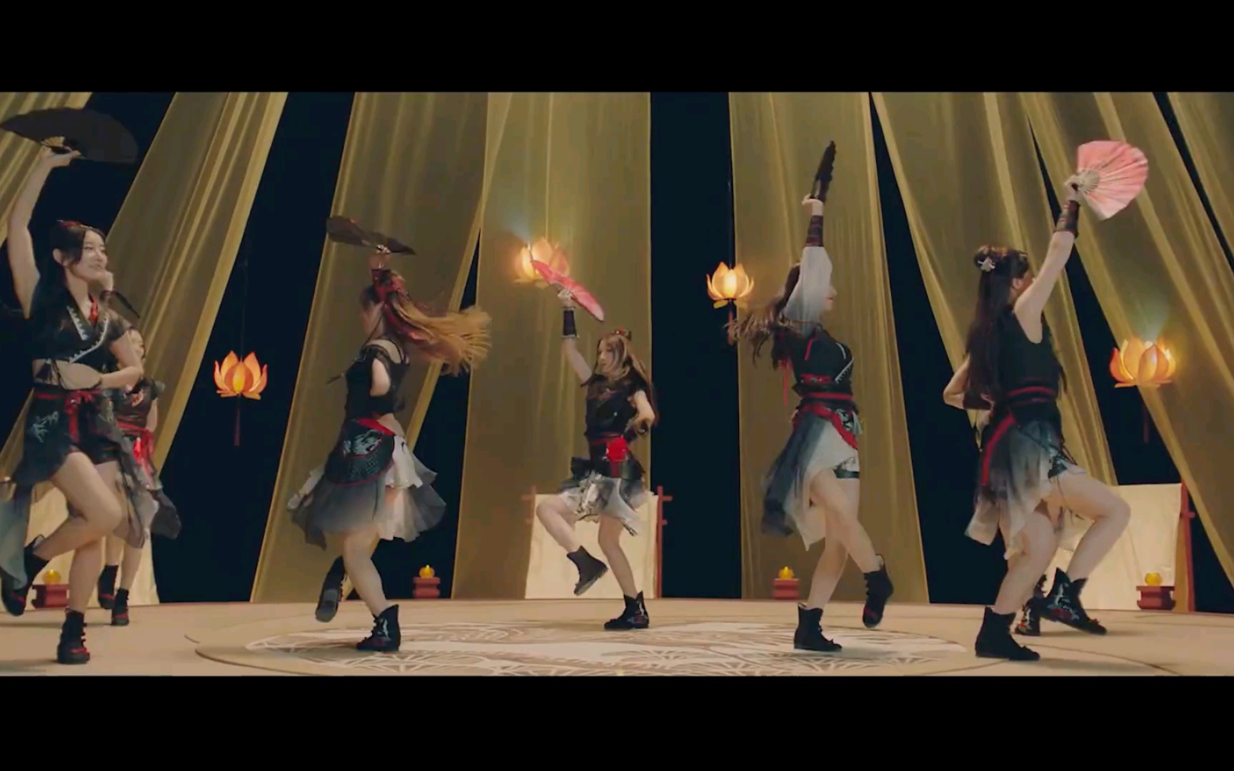 sing女团惊艳全场的千盏扇子舞,太美了!