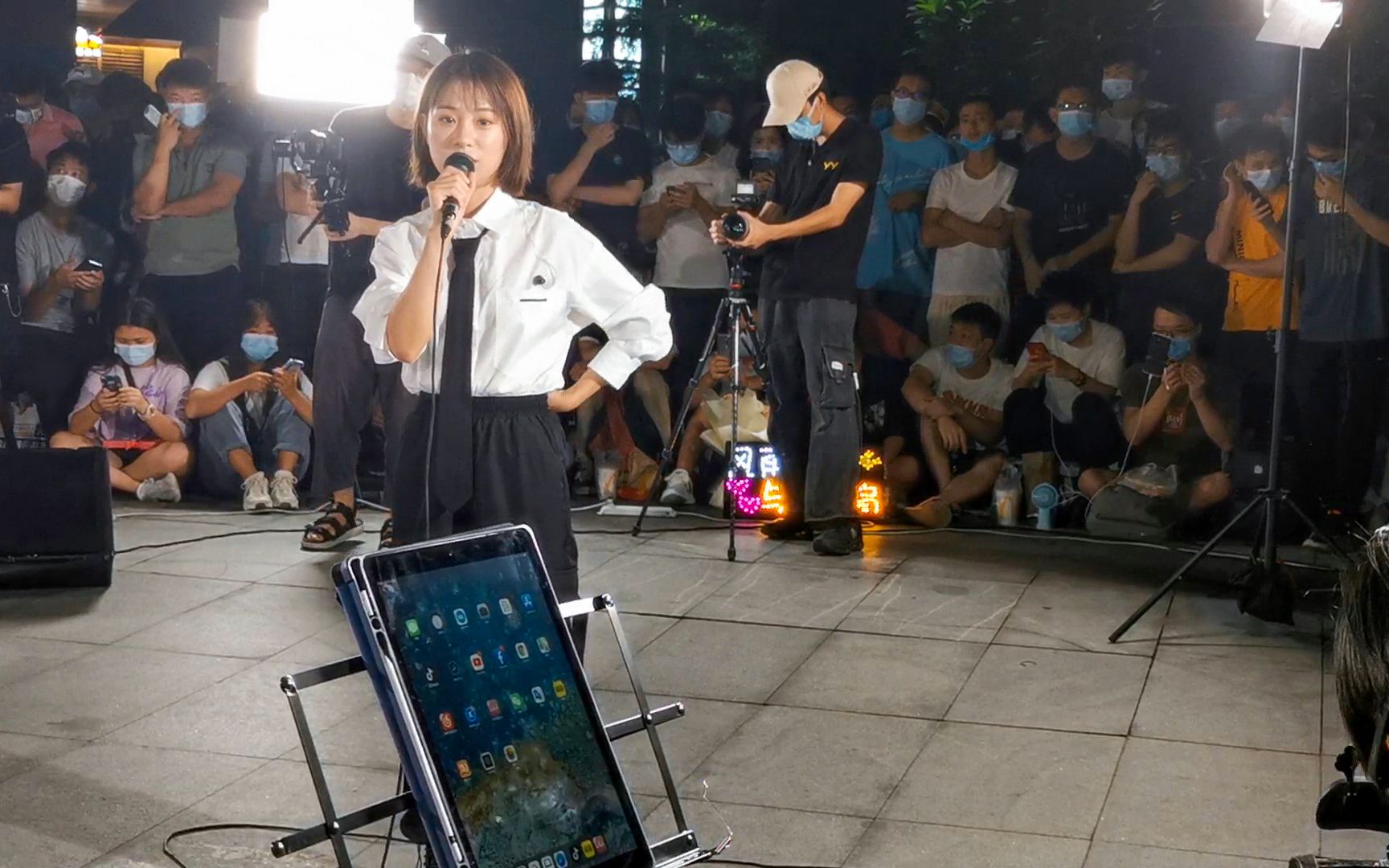 实拍网红小阿七广州路演现场翻唱《分飞》