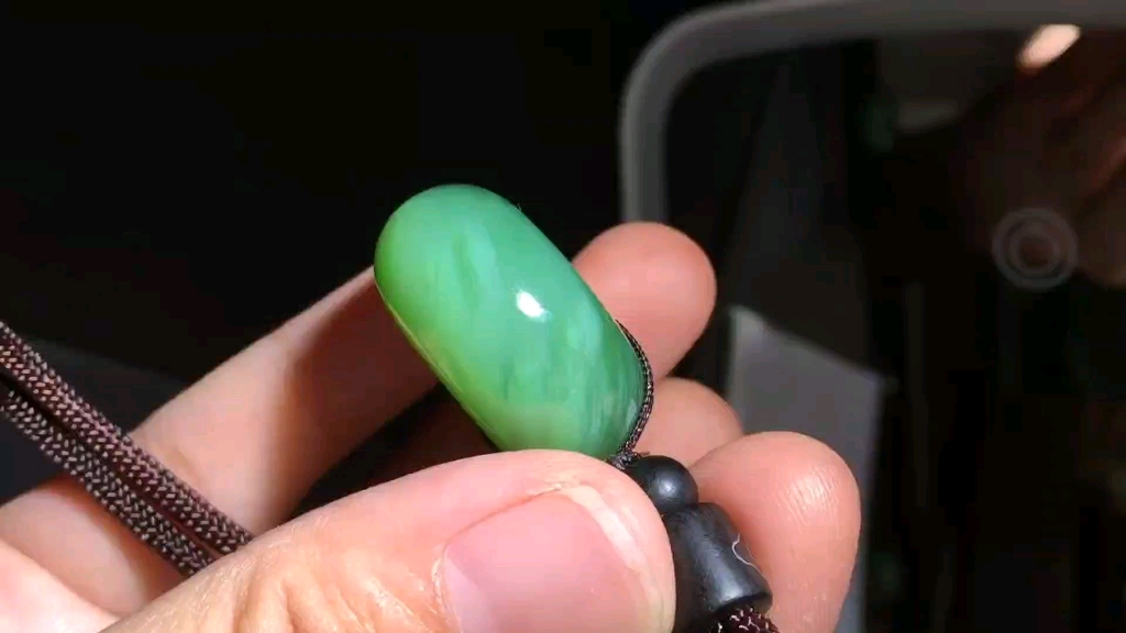 和田玉碧玉猫眼平安扣,冰底猫眼料,荧光闪烁,质地细腻,线条流畅,品相