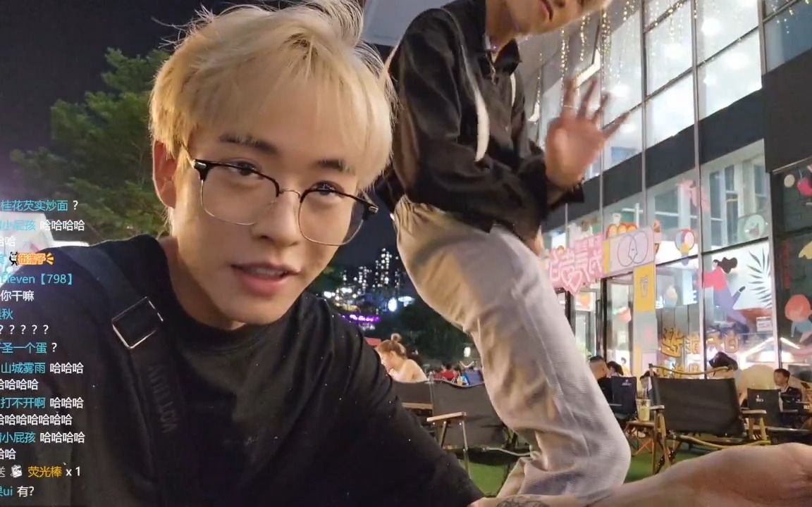 19晚上 和好兄弟杨东煜深圳户外 唱歌 今天是才艺主播 过几天带祖宗娜