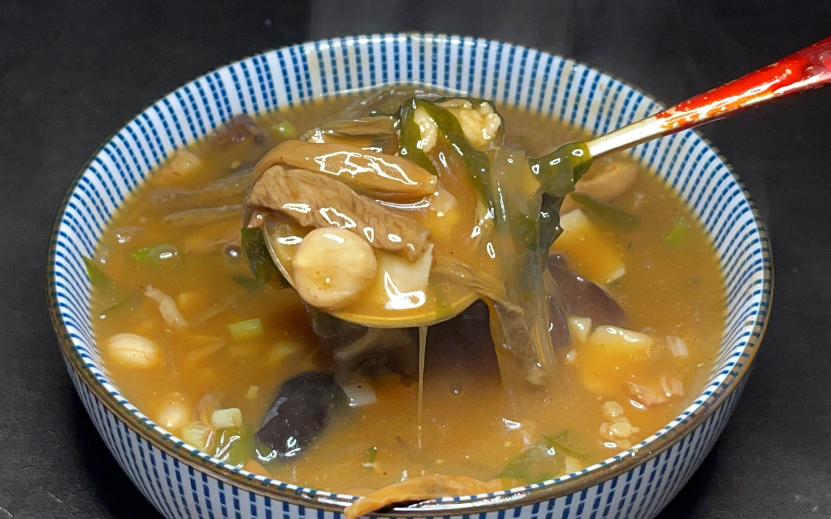河南传统老式胡椒汤,配上油条水煎包,浓香可口,一碗下肚解乡愁_哔哩