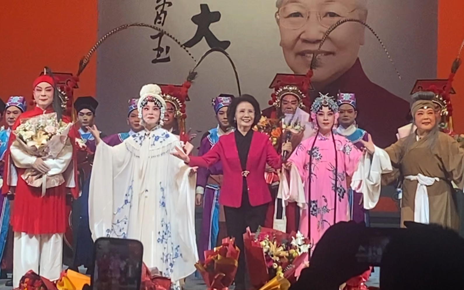 虎美玲老师谢幕 台上台下共唱豫剧经典《花木兰》刘大哥讲话【共同