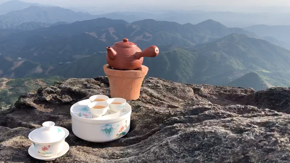 凤凰双髻娘山顶喝泡好茶,吹吹风,听听虫鸣,看看飞鸟.美的超出想象!