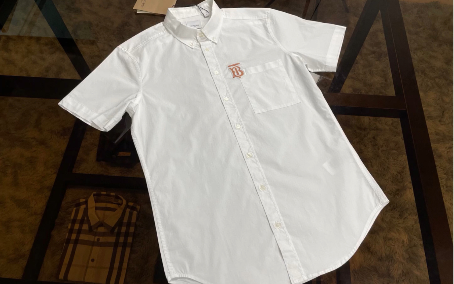 介绍一下高仿bur巴宝莉男款98原单品质府绸面料透气tb字母刺绣设计