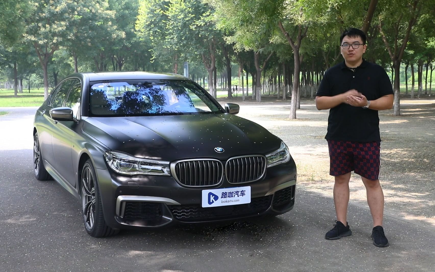 宝马7系卖300万打开发动机盖的一刻就懂了