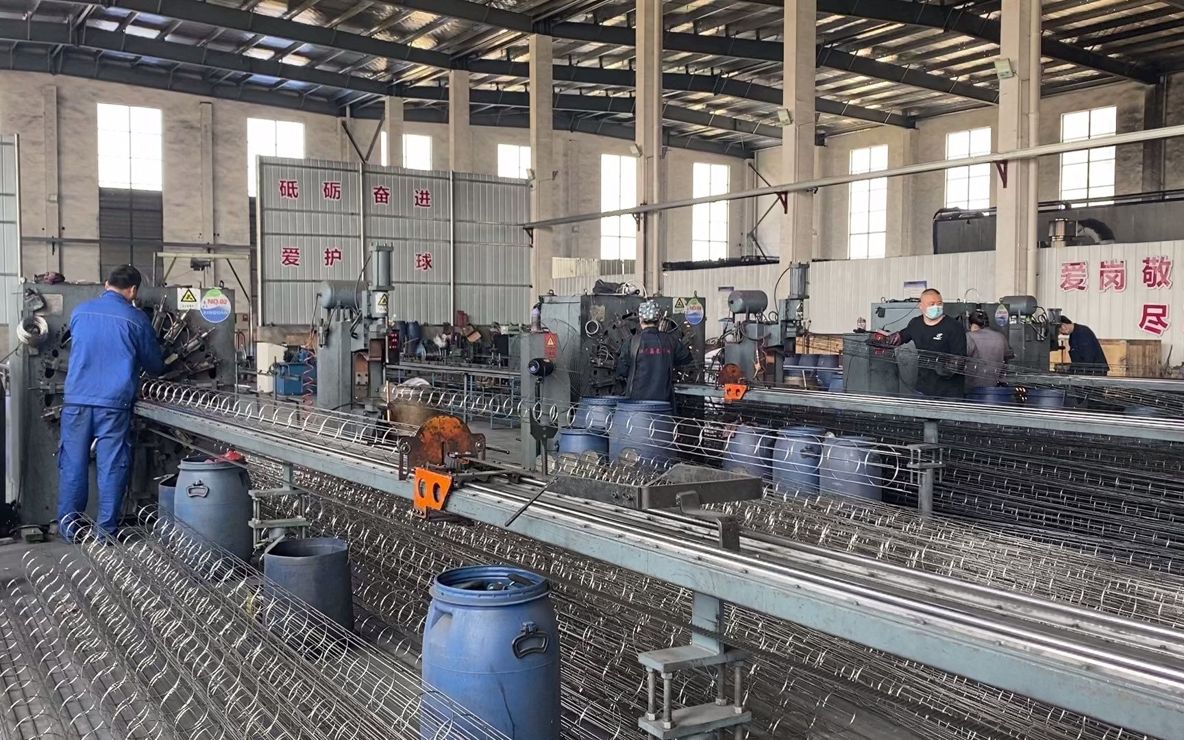 莱氟隆环保不锈钢袋笼生产车间