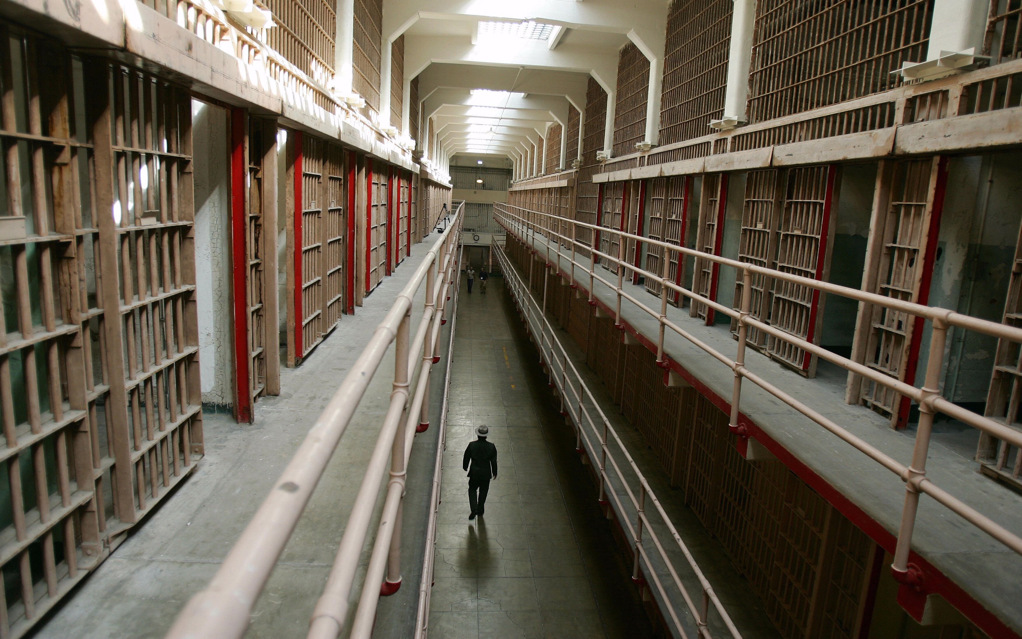 用汤勺食狱友的脑子英国最可怕的杀人魔小孩听到不停啼哭