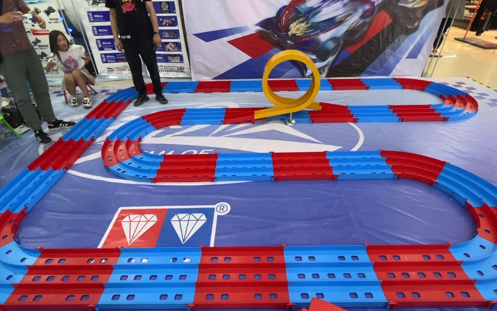 奥迪双钻四驱车四驱车竞速赛 闪电飞龙跑道 单线马达 跑了两圈,最后先